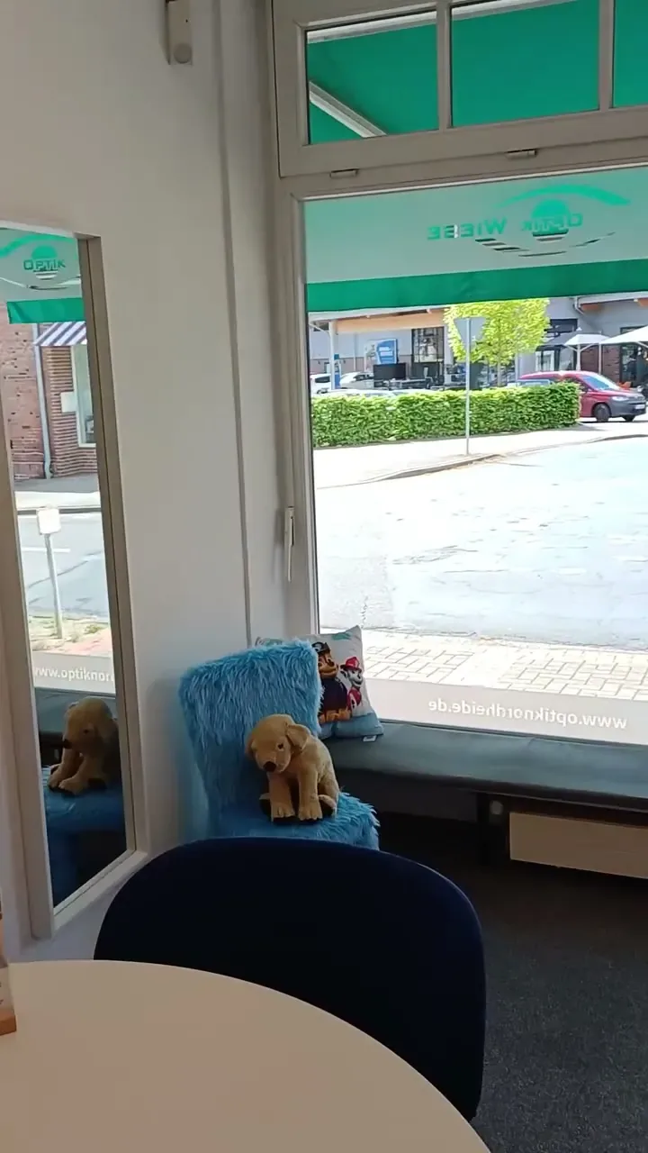 Der Kinderbereich am Fenster mit Sitzecke und Kuscheltieren