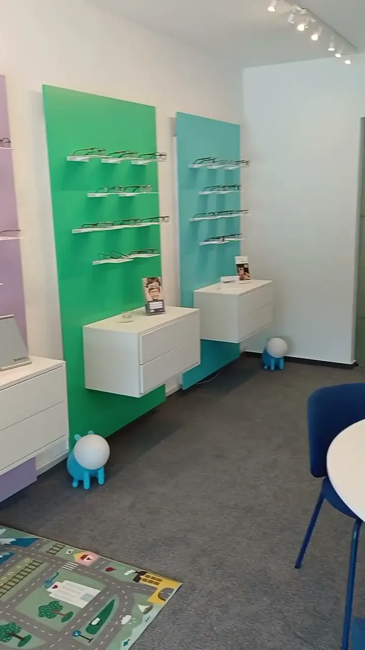 Der Kinderbereich mit grünen Wandflächen, kleinen Fassungen und einem Spielteppich