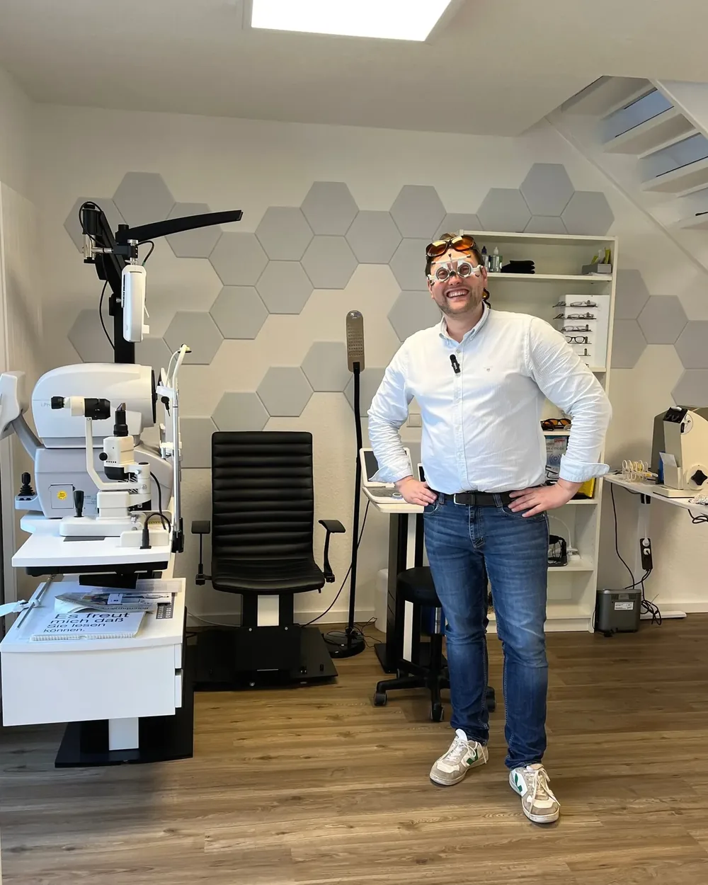 Der neue Sehtestraum von Optik Wiese mit Messgeräten, ein Augenoptiker steht davor